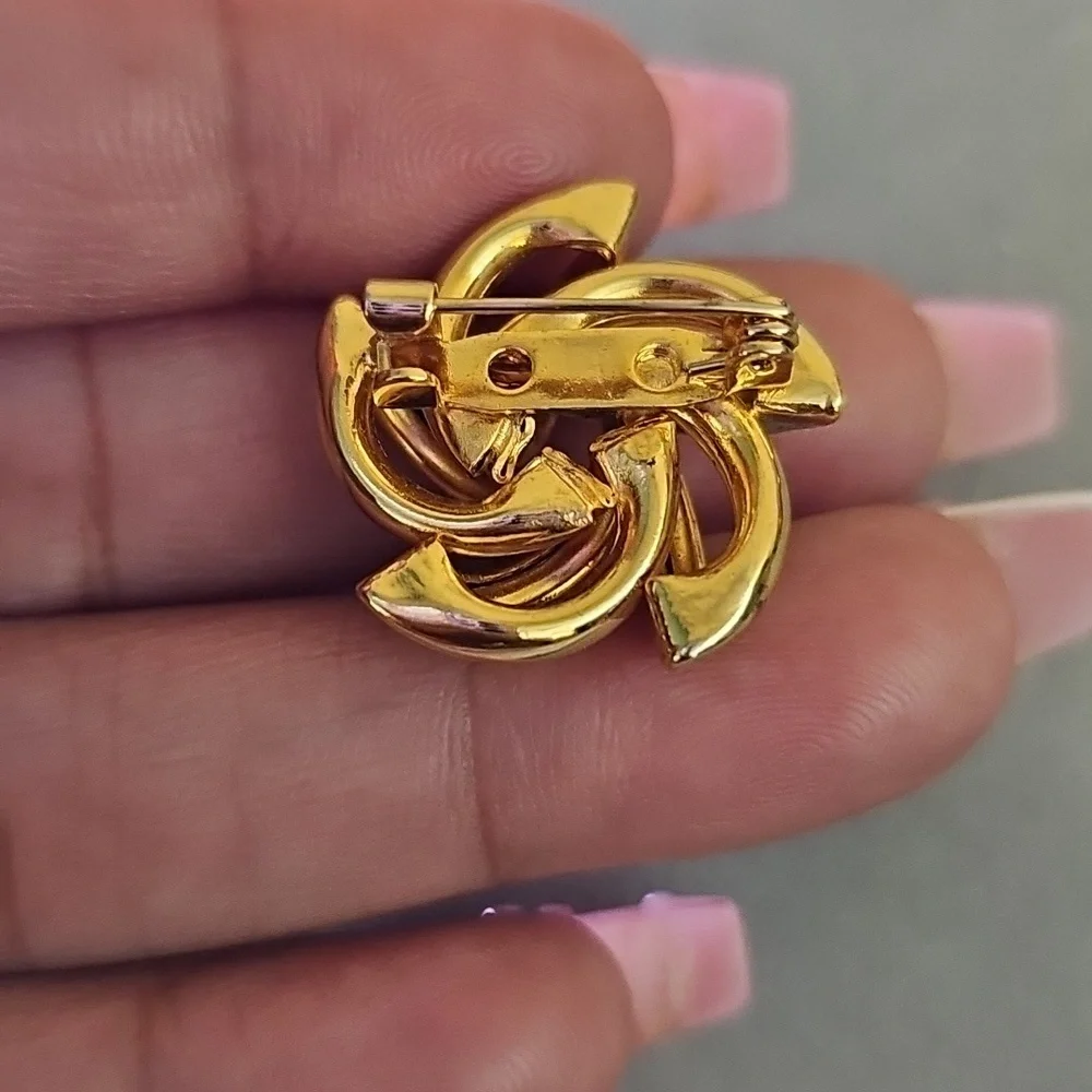 Vintage Pinwheel Flower Brooch